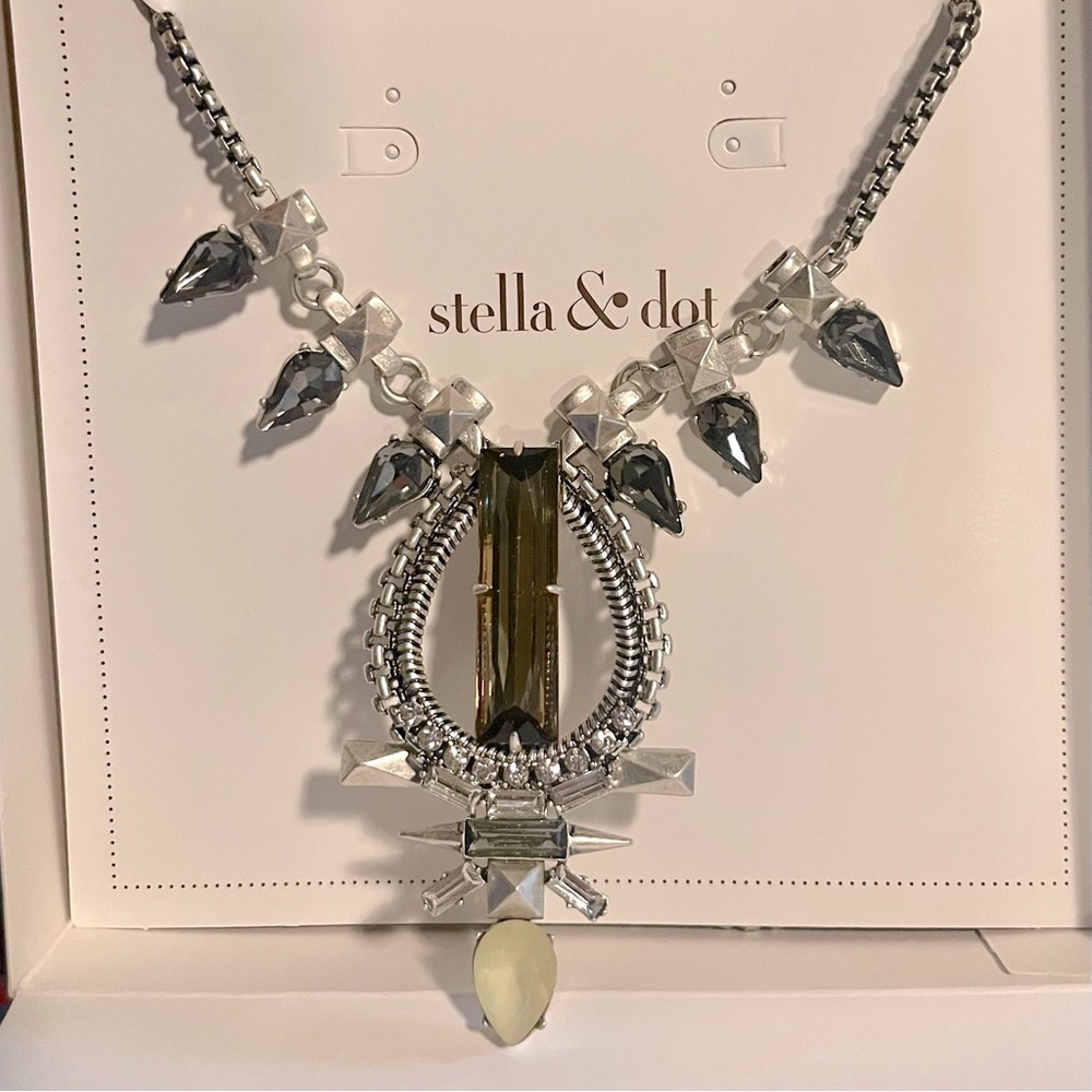 Stella & Dot Eclipse Pendant necklace in Silver, new in box.